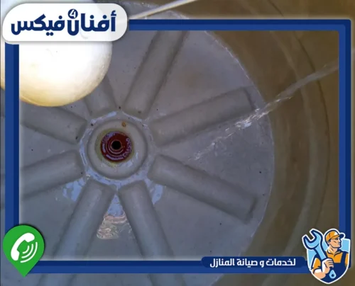 تنظيف الخزانات الأرضية 0551755970 شركة افنان فور فيكس استخدام مسدس رش (Spray Gun) موصل بضغط عالٍ، مما يشير إلى عملية عزل حراري أو مائي أو ربما رش مواد مكافحة آفات احترافية تضمن التغطية الشاملة للأسطح